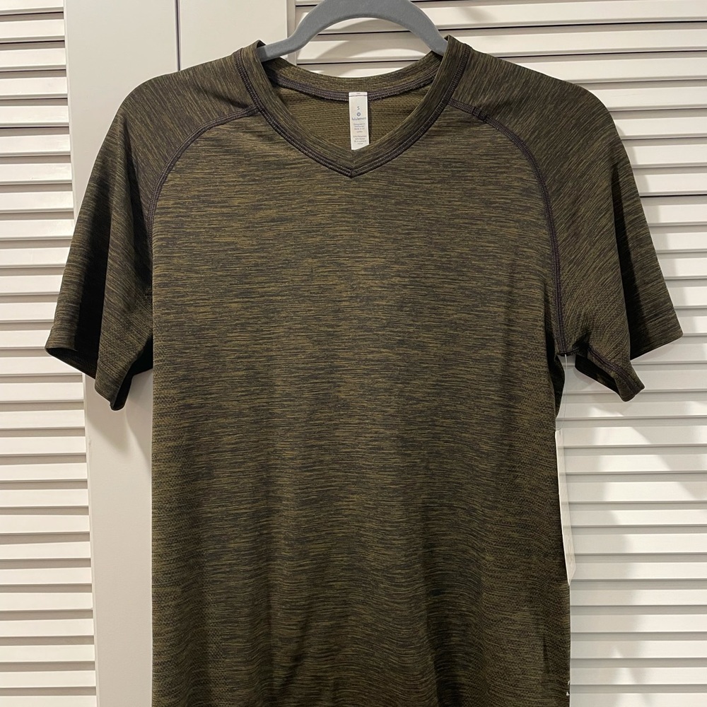 Small lululemon metal vent tech v neck